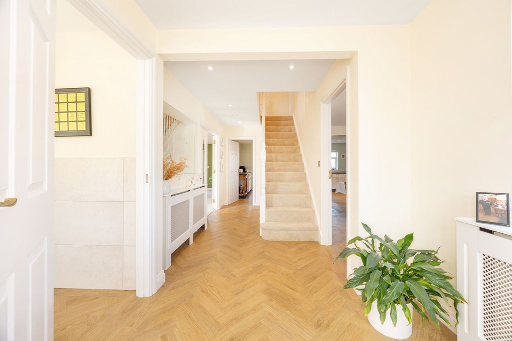 Property photo 2 of 33