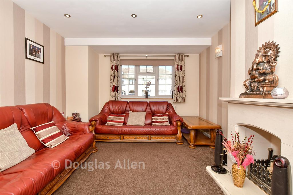 Property photo 3 of 17 Lounge