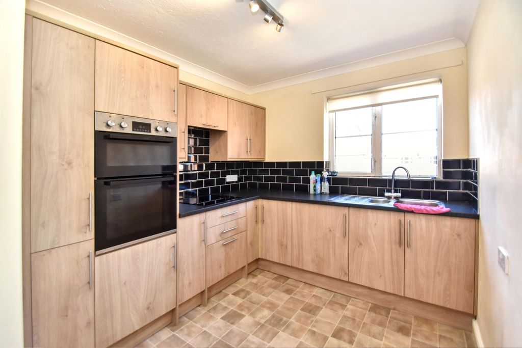 Property photo 3 of 10 Kitchen