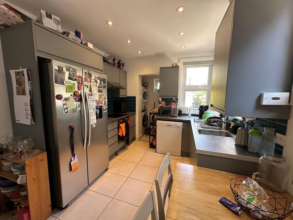 Property photo 3 of 9 Kitchen