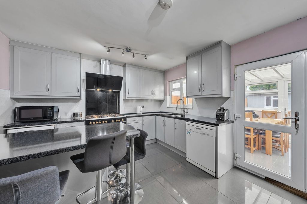 Property photo 1 of 14 Four Bedroom Two Bathroom House Sale In Southall Ub2