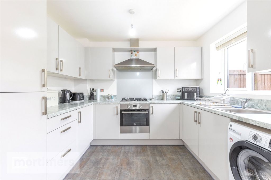 Property photo 2 of 18 Kitchen