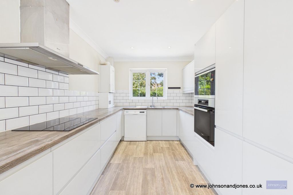 Property photo 3 of 18 3 Kitchen.Jpg