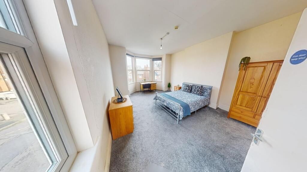 Property photo 3 of 15 Bright And Welcoming Double Bedroom Featuring A Co...