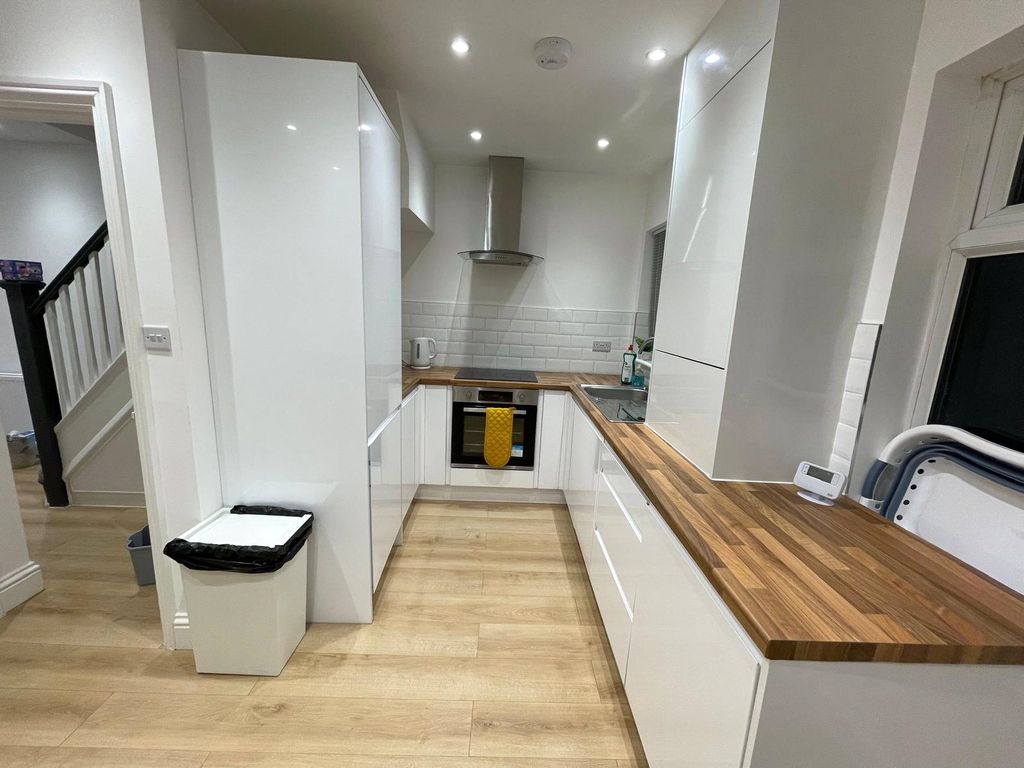 Property photo 2 of 8 Kitchen