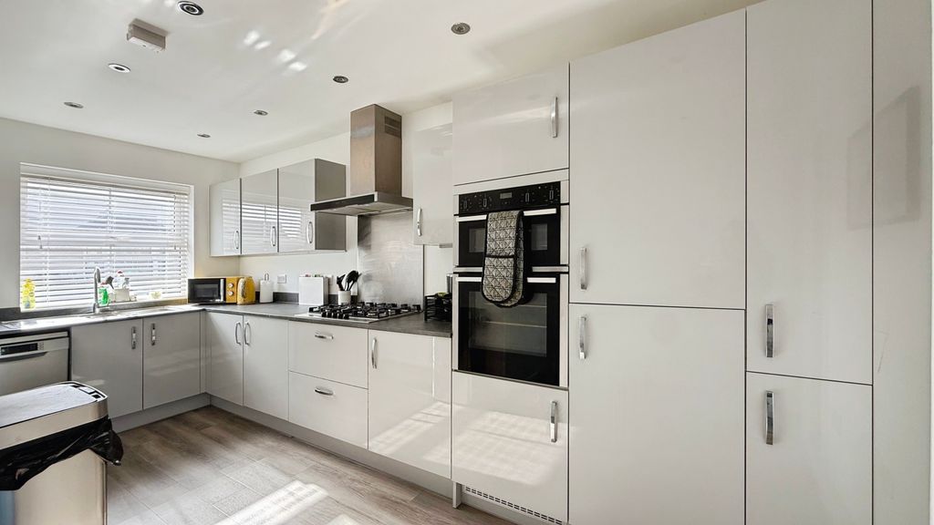 Property photo 3 of 18 Kitchen