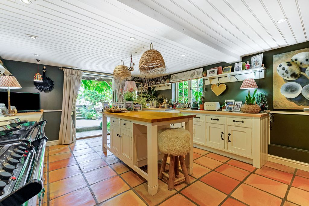 Property photo 2 of 39