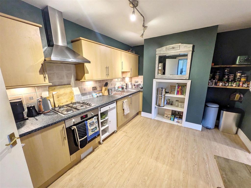 Property photo 2 of 12 Kitchen / Dining Area