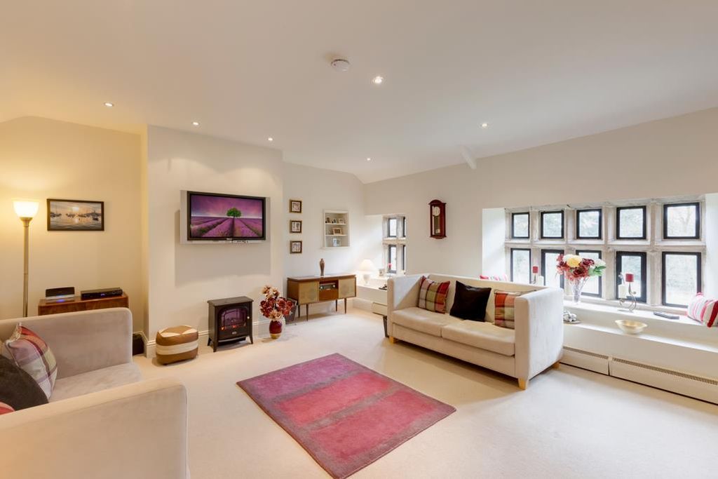 Property photo 2 of 8 Lounge