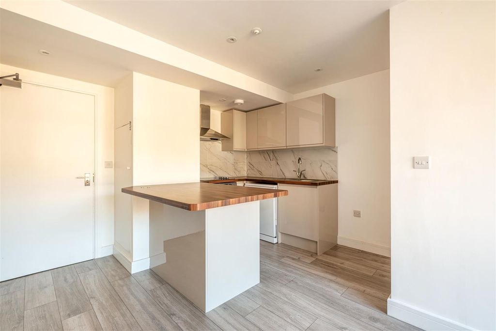 Property photo 3 of 7 Kitchen