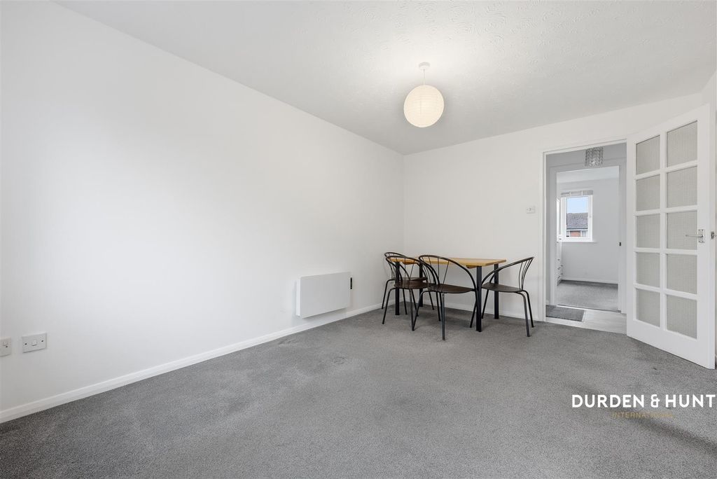 Property photo 2 of 12 Naunton Way