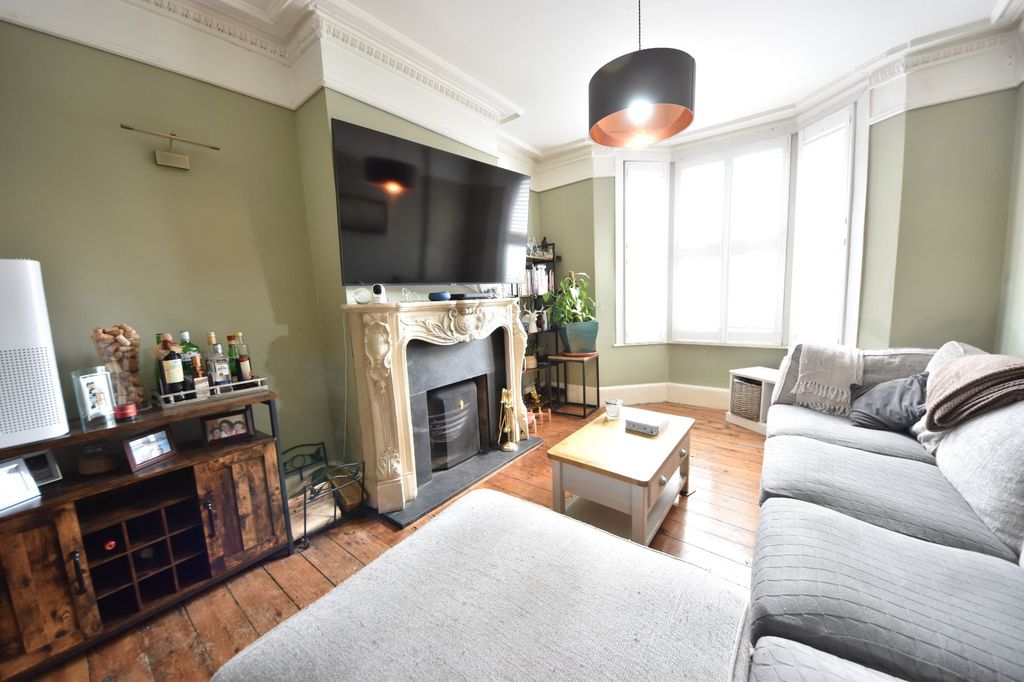 Property photo 3 of 31 79 London Rd