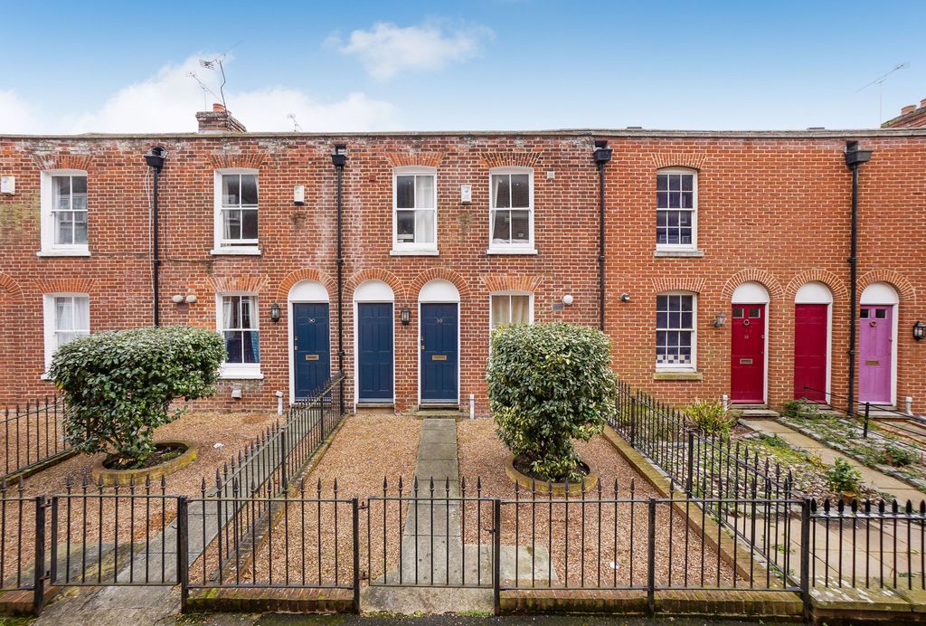 Property photo 1 of 12 5 Bedroom House For Rent