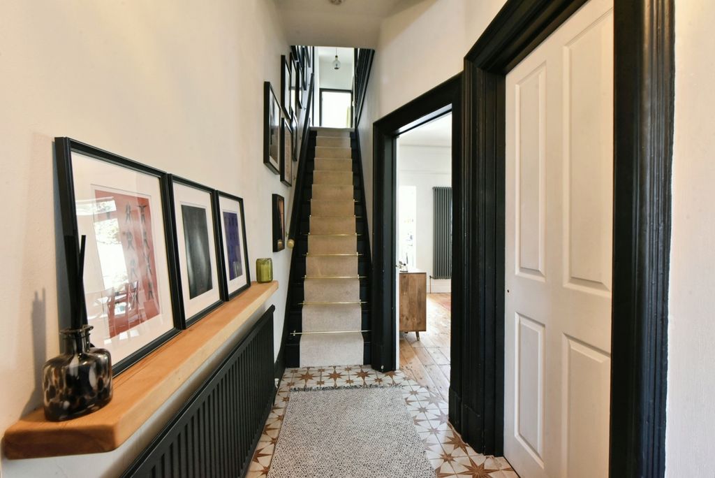 Property photo 3 of 17 Entrance Hallway