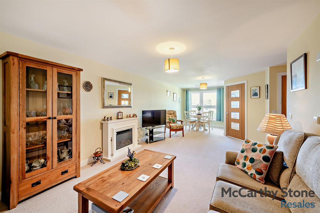 Property photo 2 of 21 Living Room