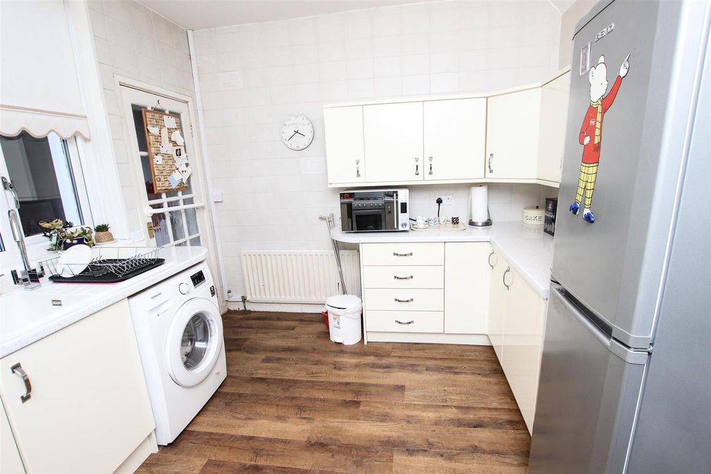 Property photo 3 of 16 Kitchen