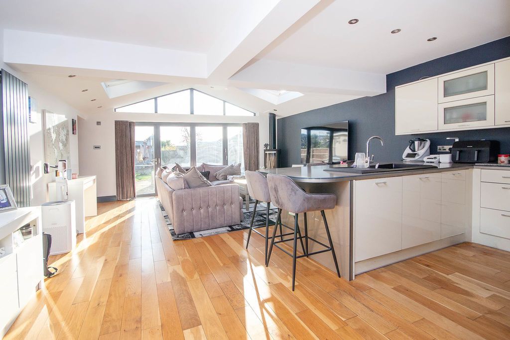 Property photo 2 of 21 Living Room/ Kitchen