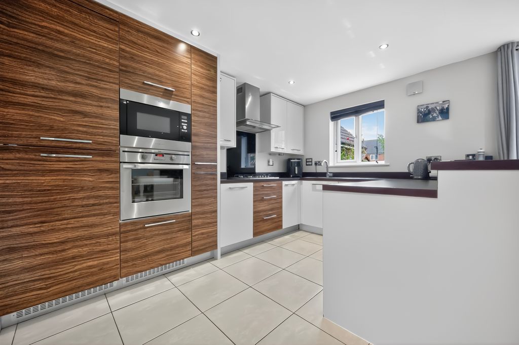 Property photo 3 of 19 Kitchen