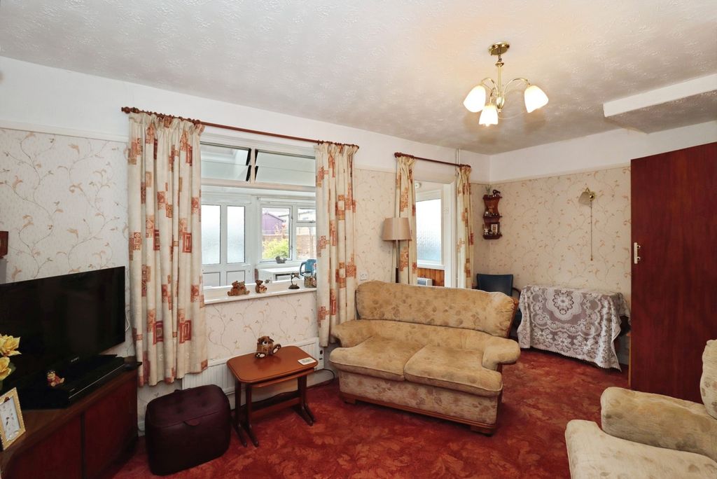 Property photo 3 of 17 Dining Room