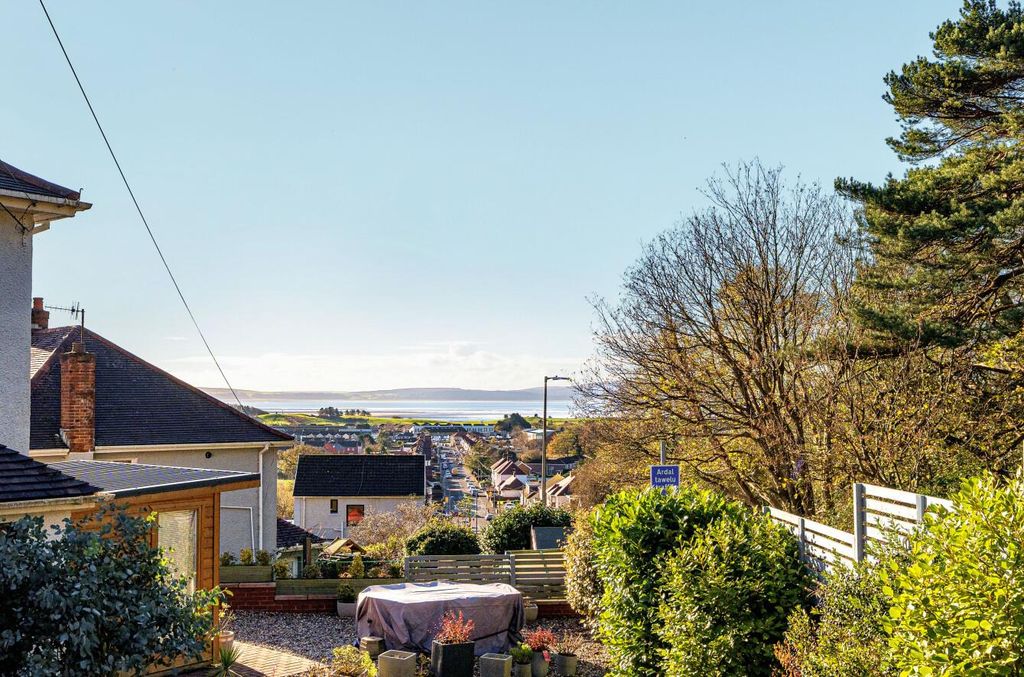 Property photo 2 of 25