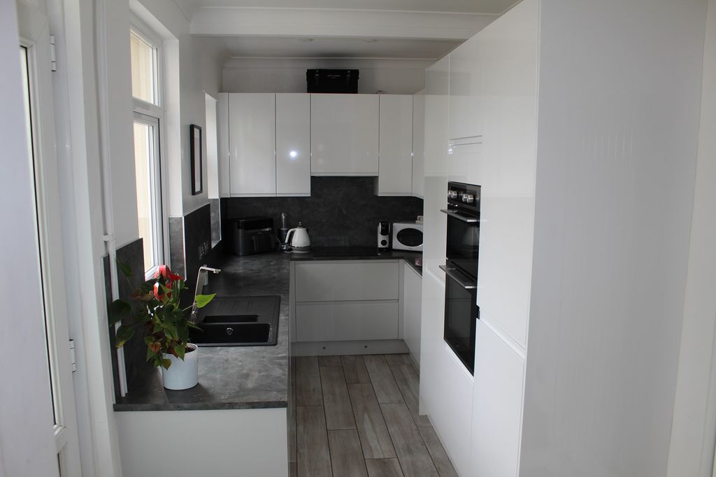 Property photo 2 of 9 Kitchen