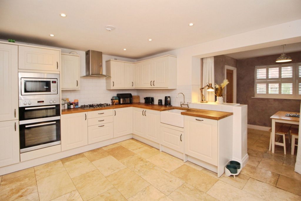 Property photo 3 of 24