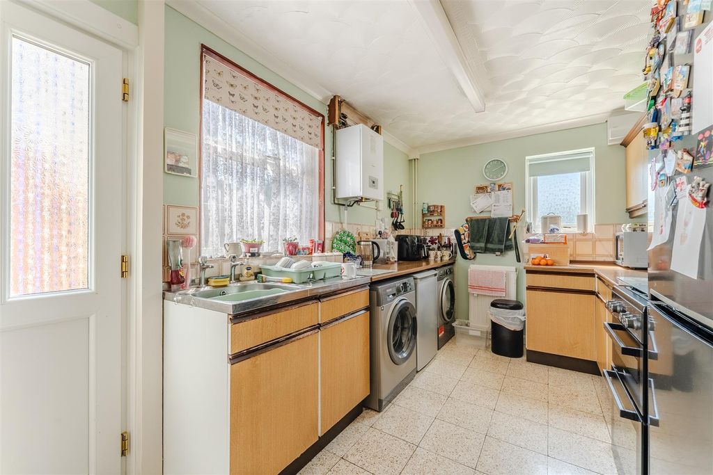 Property photo 3 of 19 Kitchen