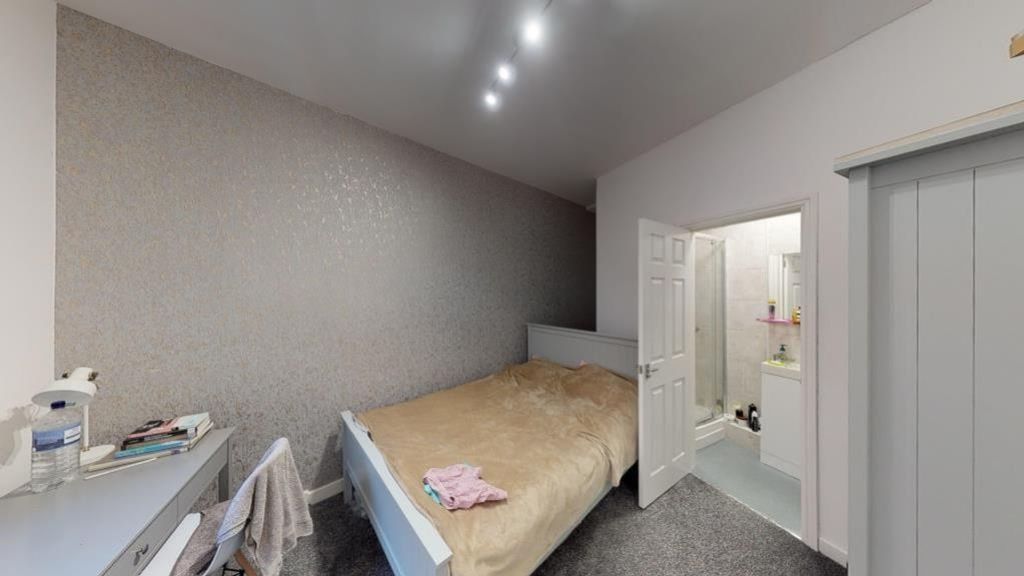 Property photo 2 of 8 A Cozy And Inviting Double Bedroom Featuring Moder...