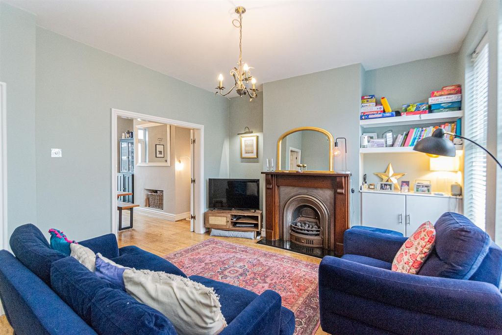 Property photo 2 of 12 Lounge