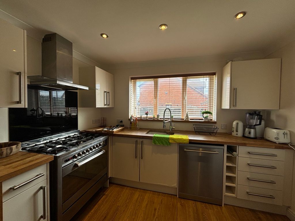 Property photo 3 of 8 Kitchen