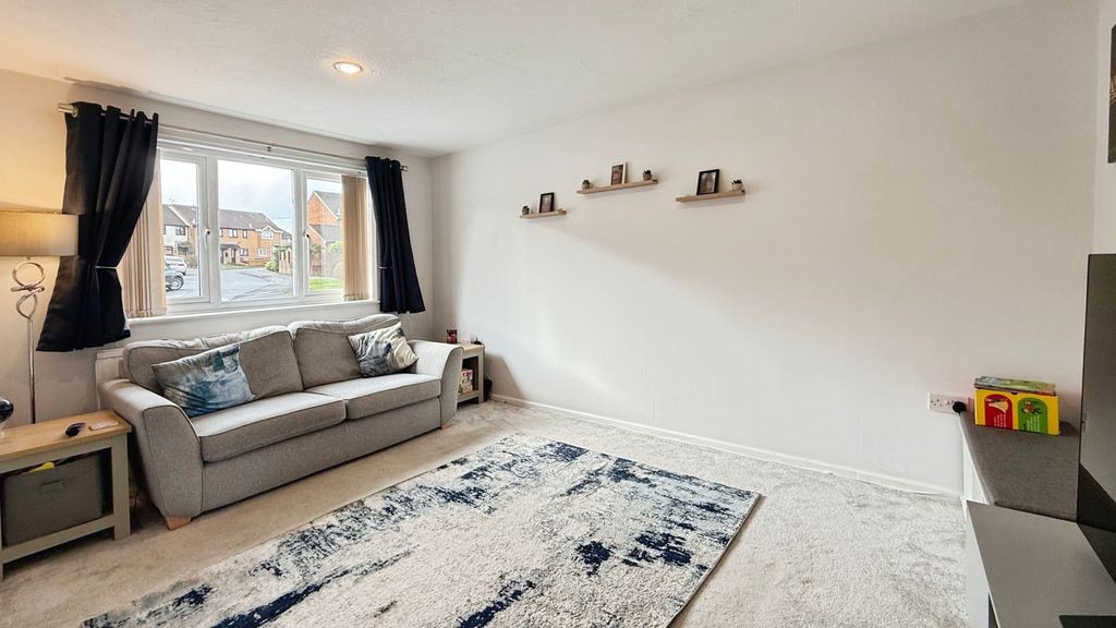 Property photo 3 of 19 Lounge