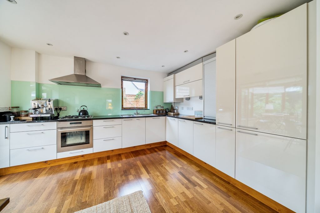 Property photo 3 of 20 1369975-17-68F1473055Ae3