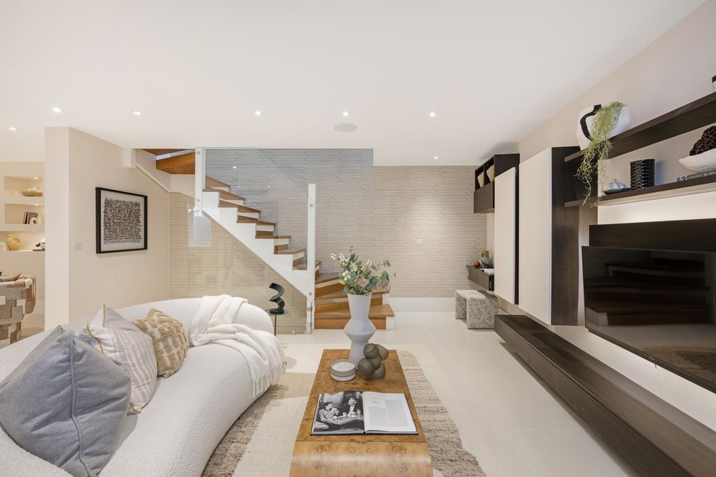 Property photo 2 of 22