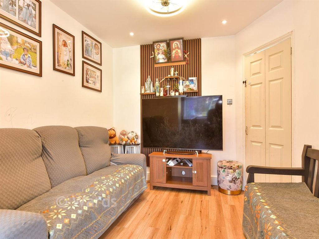 Property photo 3 of 13 Lounge