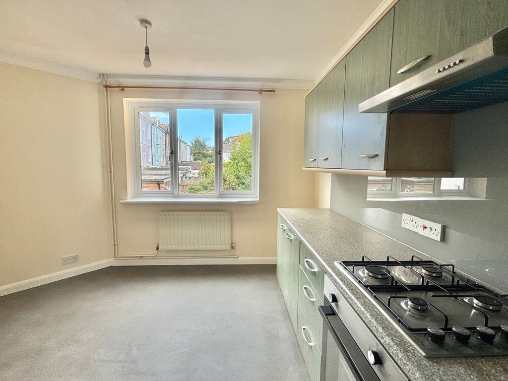 Property photo 3 of 11 Kitchen