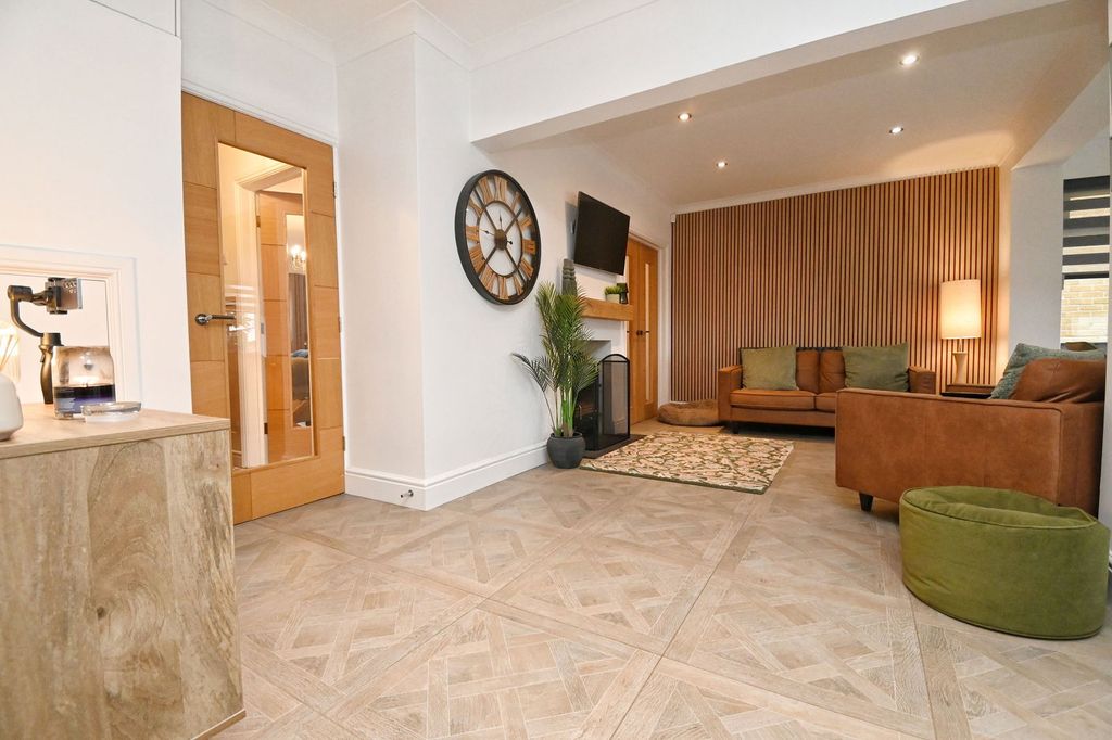 Property photo 3 of 31