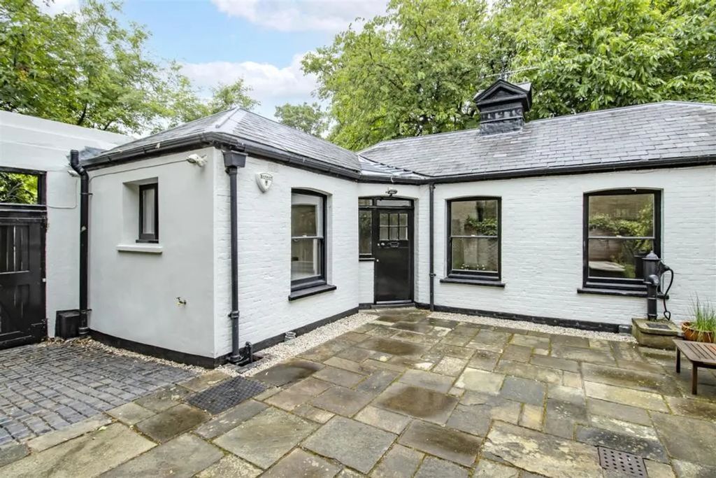 Property photo 1 of 11 Photo 8