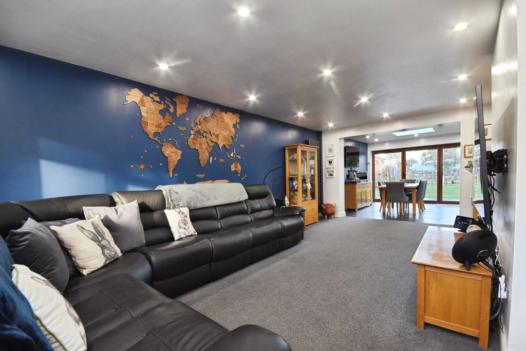 Property photo 3 of 19 Sitting Room