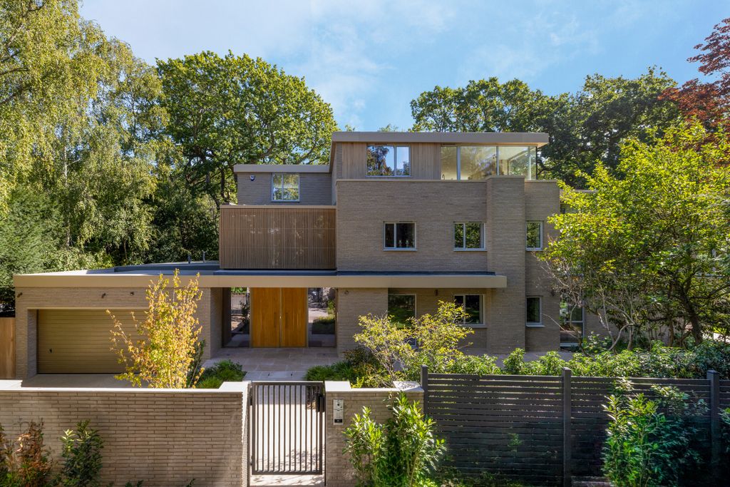 Property photo 1 of 11