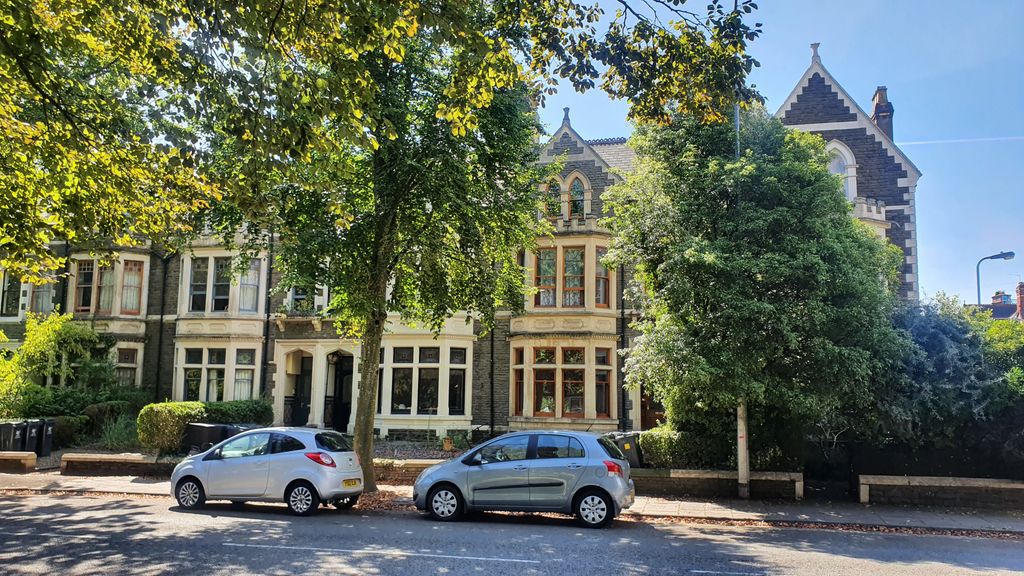 Property photo 1 of 19 3 Bedroom Top-Floor Flat For Rent