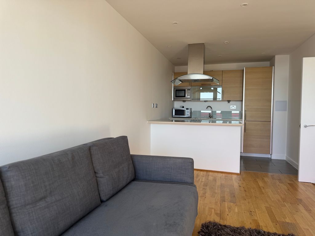 Property photo 3 of 17 Lounge