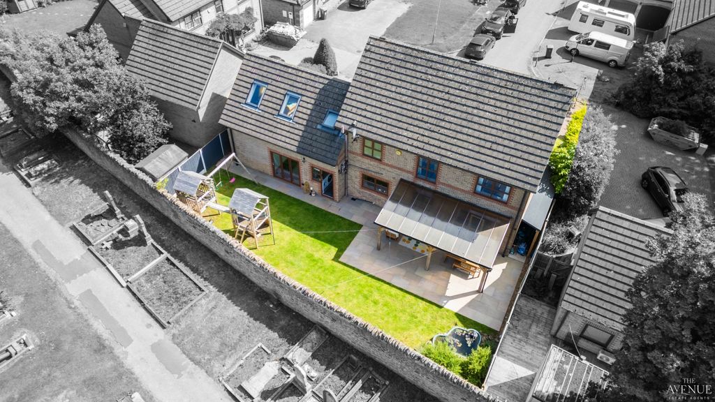 Property photo 2 of 25 5240025
