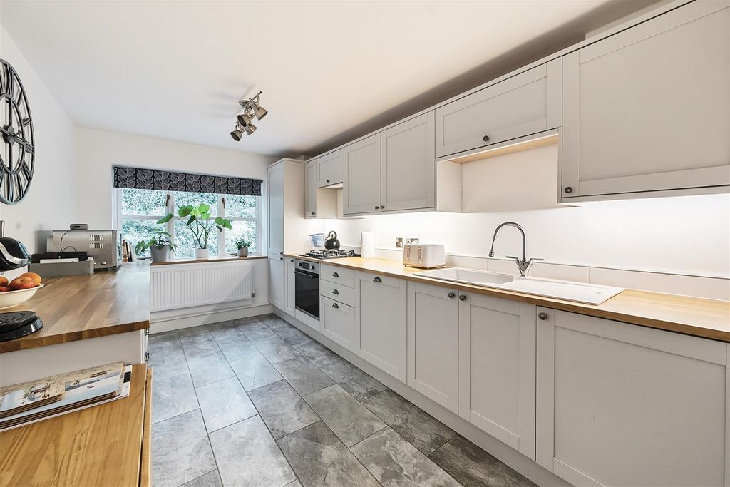 Property photo 3 of 21 Kitchen