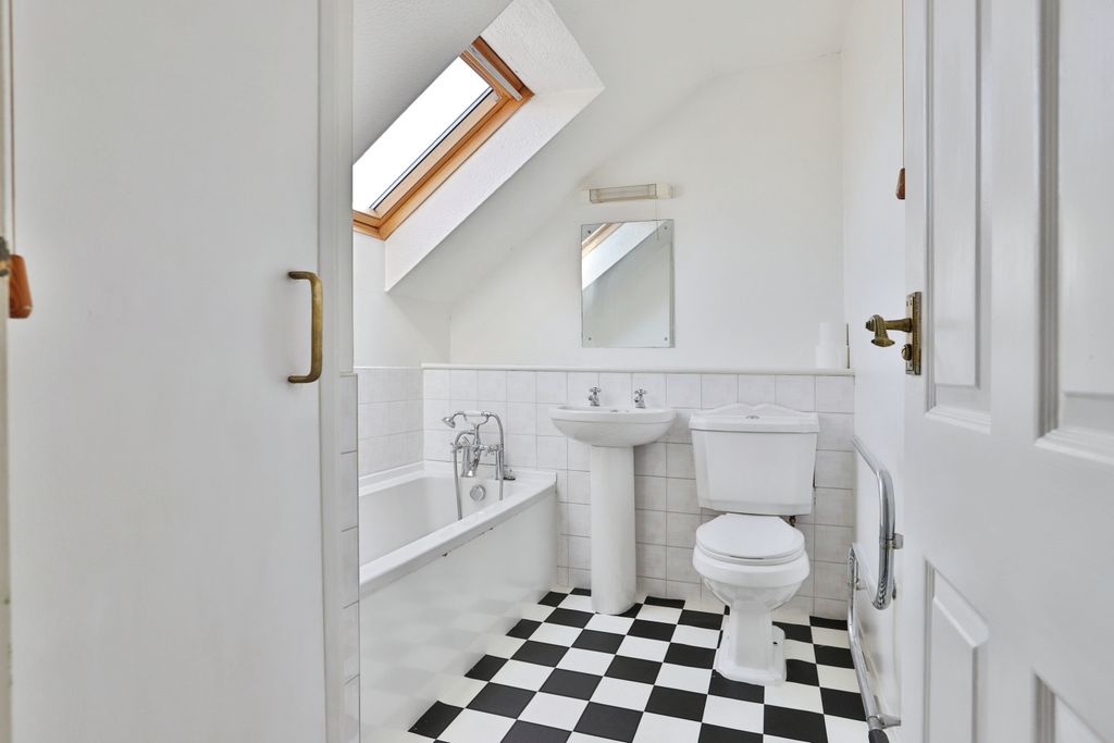 Property photo 3 of 9 Bathroom