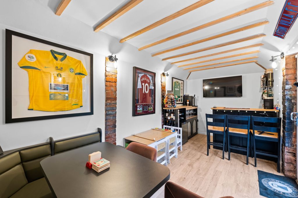 Property photo 2 of 25