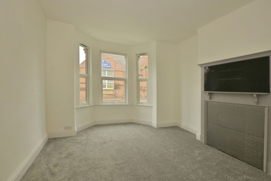 Property photo 3 of 17 Lounge