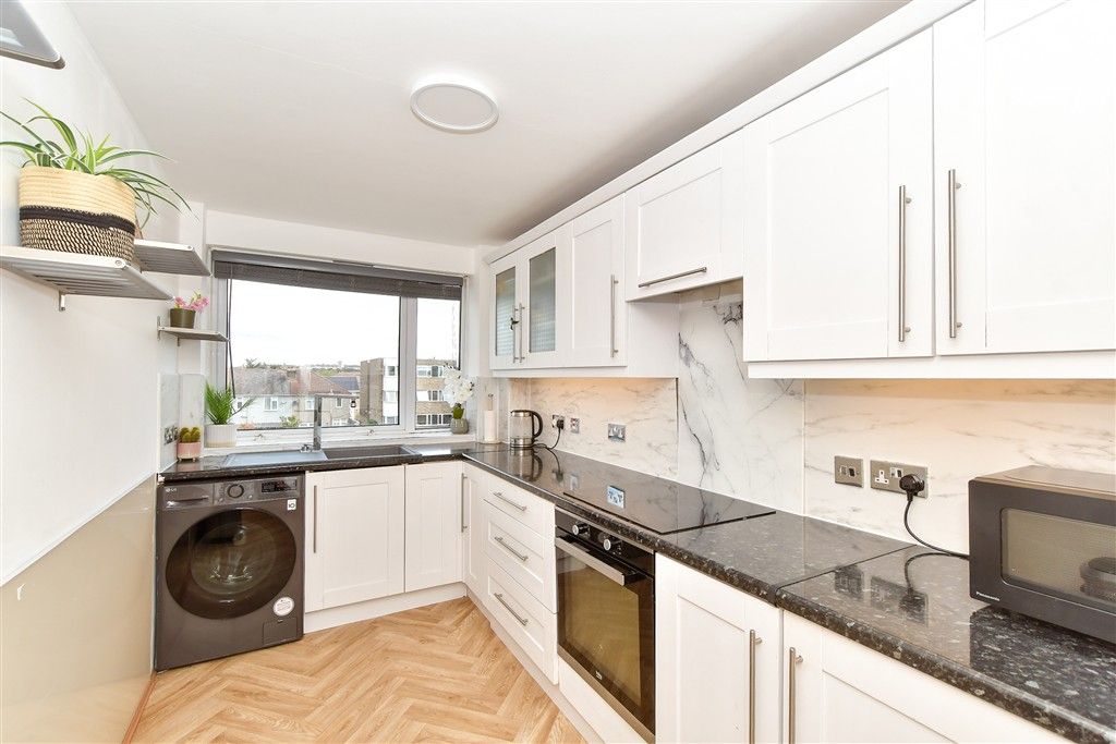 Property photo 2 of 10 Kitchen