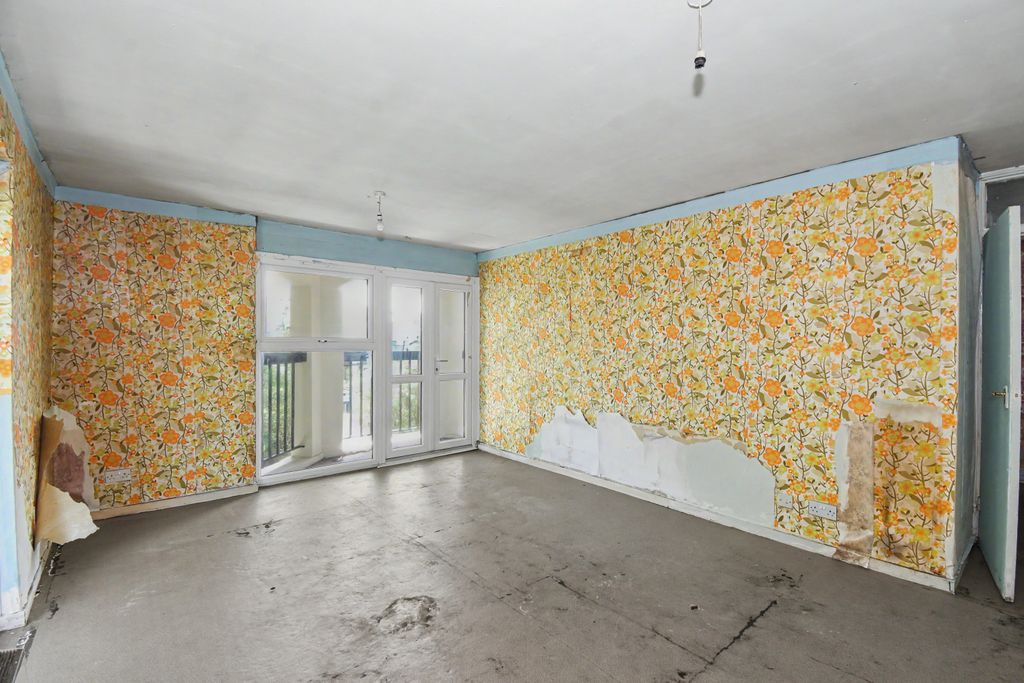 Property photo 3 of 16 Flat 13, Caradon Court, 1A Ellesmere Road, Twickenham, Tw1 2Dn