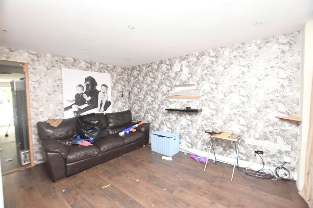 Property photo 2 of 11 Lounge