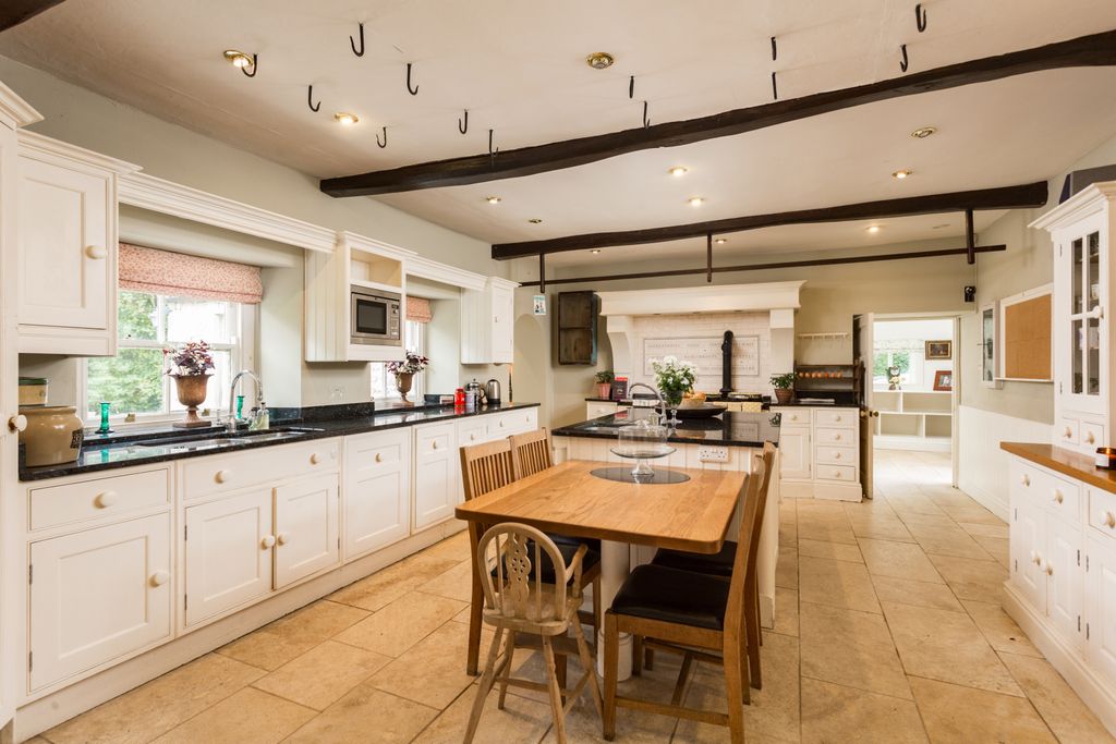 Property photo 3 of 33 Kitchen